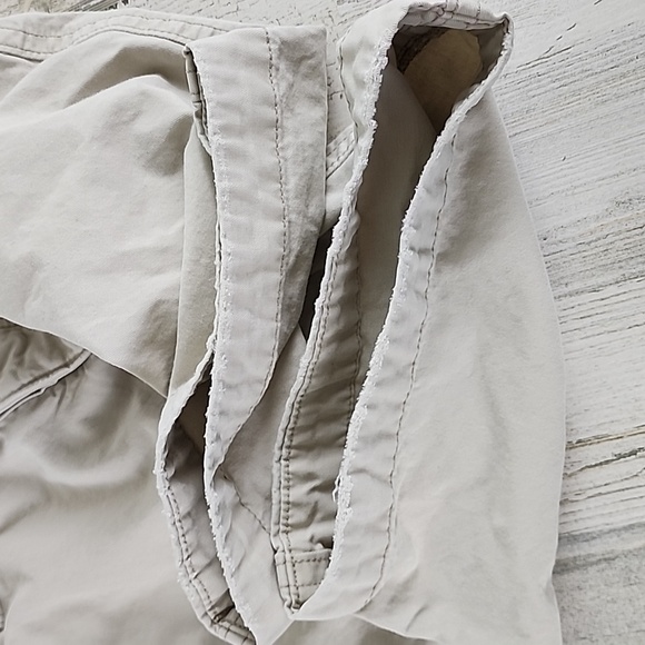 Hollister khaki flat front button fly Bermuda shorts Size 31 light distressing - Picture 7 of 9